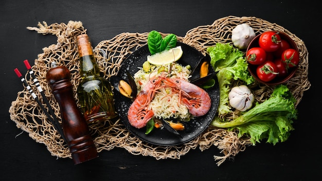 Risotto Reis mit Gemüse und Meeresfrüchten Garnelen und Muscheln Auf dem alten Hintergrund Ansicht von oben Freier Platz für Ihren Text