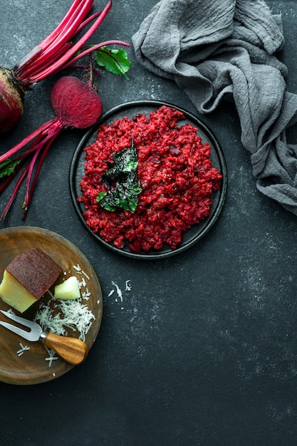 Risotto de remolacha con queso duro, hojas caramelizadas