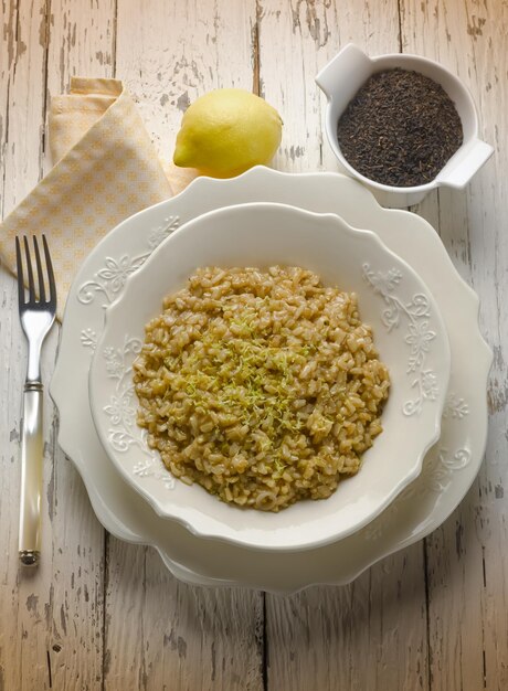 Risotto con té negro y piel de limón