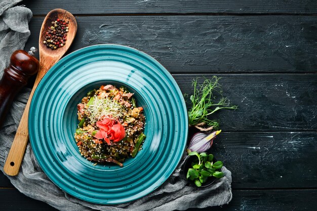 Risotto con ternera y verduras Arroz En el plato Vista superior Espacio libre para tu texto Estilo rústico