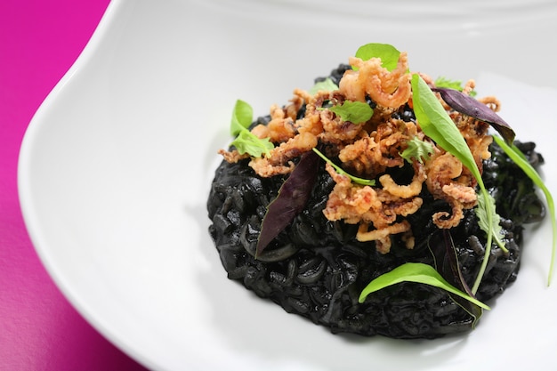 Risotto con tinta de calamar y calamar rebozado.