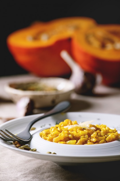 Foto risotto tradicional de calabaza con ingredientes