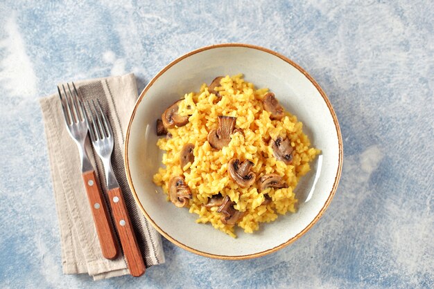 Risotto tradicional con champiñones, azafrán, parmesano y verduras