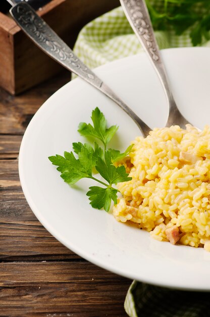 Risotto tradicional italiano con azafrán y jamón