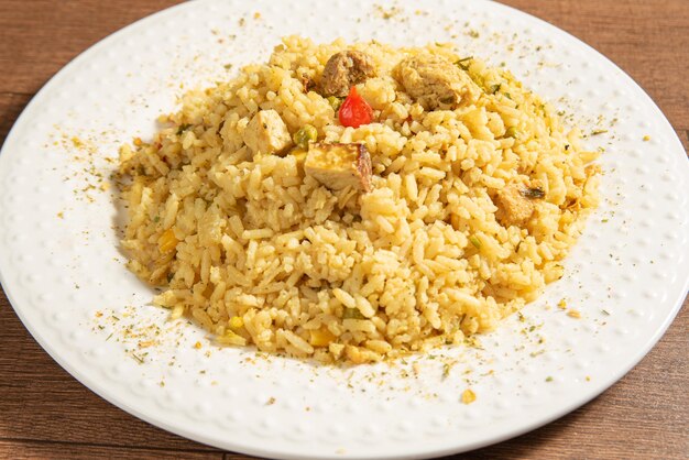 Risotto vegano de comida vegana en un plato blanco sobre enfoque selectivo de madera