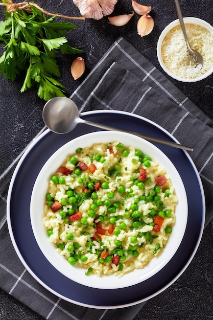 Risotto veneciano Risi e Bisi con guisantes primaverales