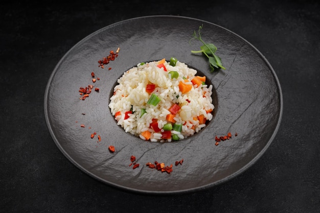 Risotto con verduras y especias en un plato