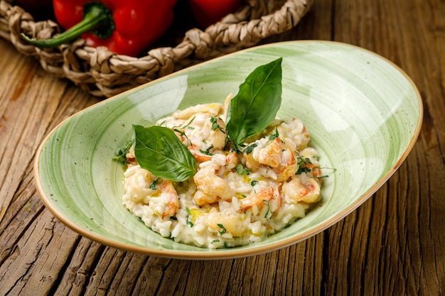 Risotto con verduras en una mesa de madera