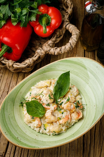 Risotto con verduras en una mesa de madera