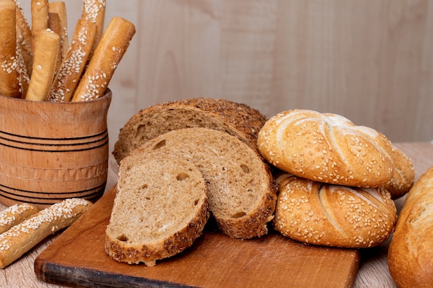 Ð¡risp pão com pães. Baguetes francesas. Pão estaladiço fresco. Fundo de pão. Raça diferente em fundo de madeira.