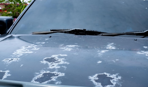 Risse und schälende Farbe auf dem Auto Alte Autohaube Motorhaube grau mit Farbe verblasste Grunge durch Sonne und Zeit beschädigt Verblasste Autofarbe