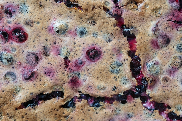 Rissige Blaubeerkuchenkruste, Makro. Hausgemachte Bio Blueberry Pie Dessert essfertig, Nahaufnahme. Blaubeer-Baiser-Torte, Ansicht von oben