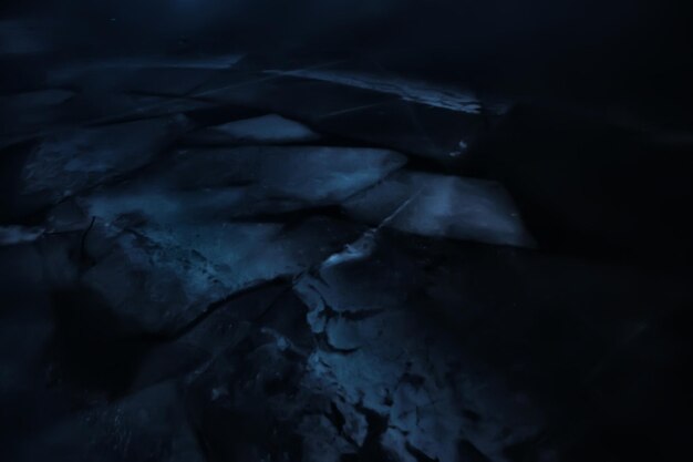 rissige Eisbeschaffenheit, abstrakter saisonaler Winterkältehintergrund, natürliches Eis, gebrochenes Eis auf einem See
