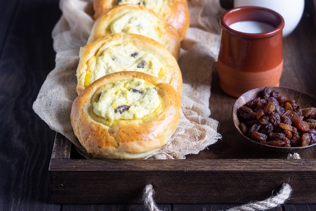 Rissóis abertos (pães) com queijo cottage e passas.