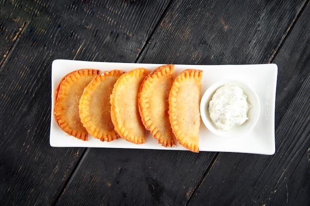 Rissóis de carne frita chebureki da Ásia Central