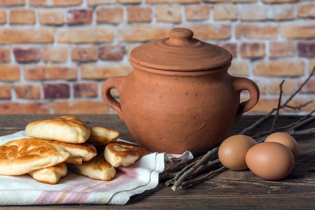 Rissóis fritos caseiros na mesa de madeira