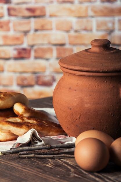 Rissóis fritos caseiros na mesa de madeira