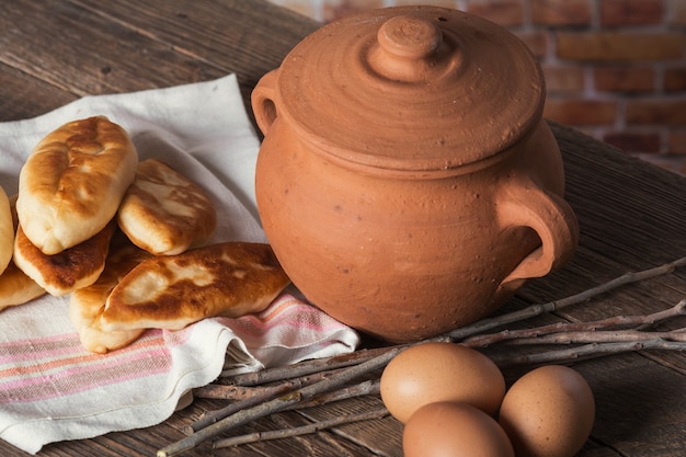 Rissóis fritos caseiros na mesa de madeira