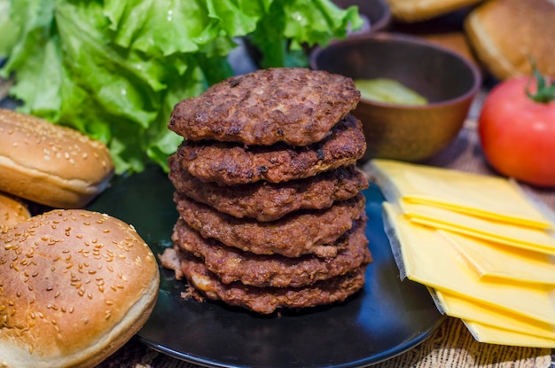 Rissol de carne frita e ingredientes de hambúrguer pronto