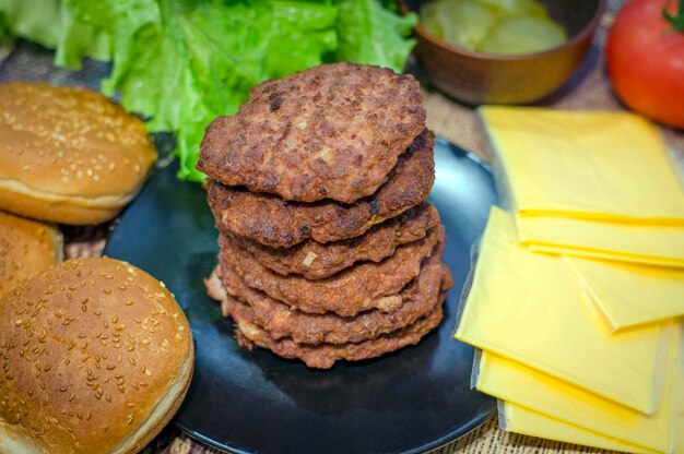 Rissol de carne frita e ingredientes de hambúrguer pronto