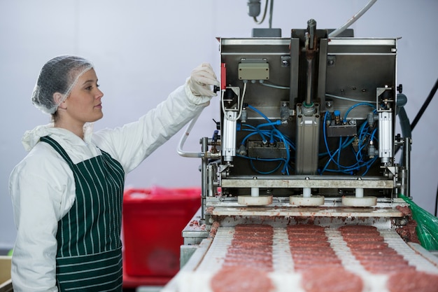 Foto rissol de processamento de açougueiro feminino