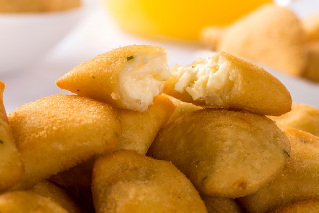 Rissole de queso servido con salsa de ají en la mesa.