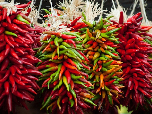 Rista fresco en exhibición en el mercado local de agricultores. Cuenta la leyenda, en el suroeste, que colgar chili ristras trae buena suerte si se cuelga en la entrada de la casa.