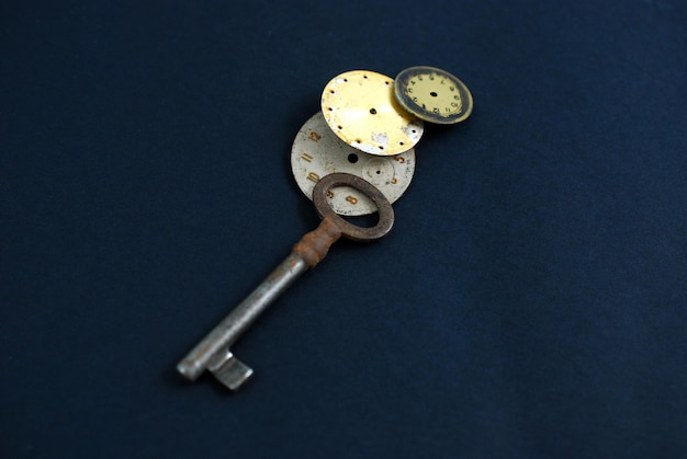 risty Schlüssel und Vintage-Uhren Zeitkonzeptbild