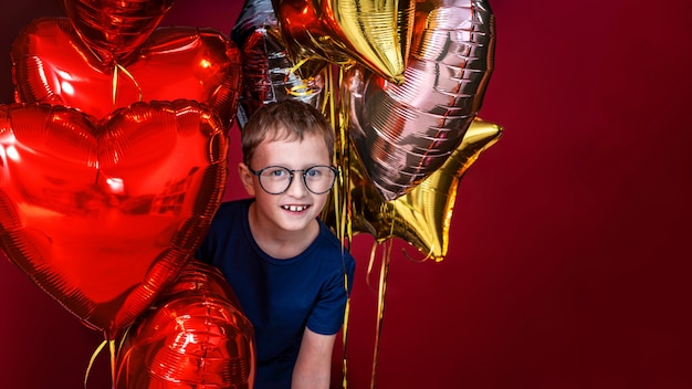 Risueño niño con gafas