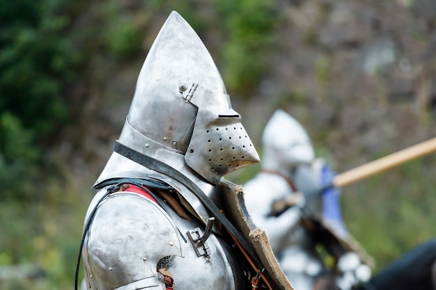 Ritter in mittelalterlicher Rüstung beim Turnier. Foto in hoher Qualität