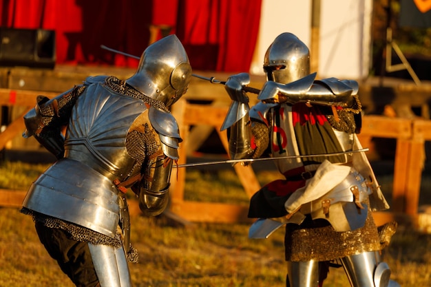 Ritter in mittelalterlicher Rüstung kämpfen beim Turnier im Sommer. Foto in hoher Qualität