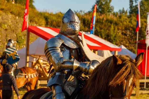 Ritter in mittelalterlicher Rüstung zu Pferd. Foto in hoher Qualität