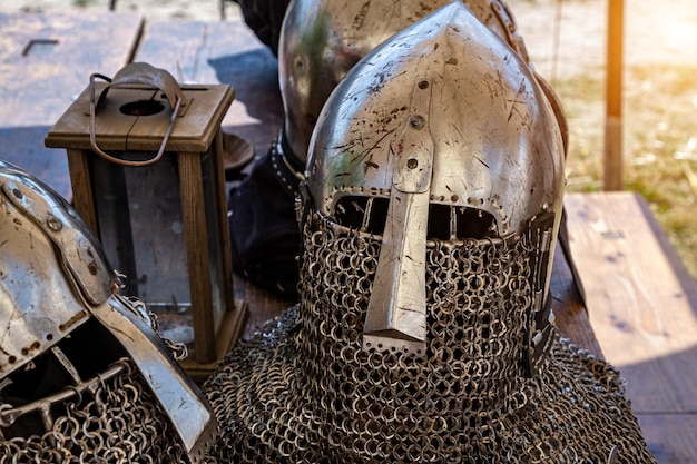 Ritterhelm aus Stahl auf einem Holztisch