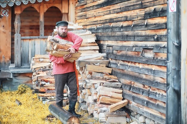 Rituais eslavos tradicionais em estilo rústico. Ao ar livre no verão. Fazenda de aldeia eslava. Camponeses com vestes elegantes.