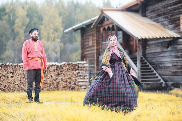 Rituais eslavos tradicionais em estilo rústico. Ao ar livre no verão. Fazenda de aldeia eslava. Camponeses com vestes elegantes.