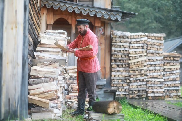 Rituais eslavos tradicionais em estilo rústico. Ao ar livre no verão. Fazenda de aldeia eslava. Camponeses com vestes elegantes.