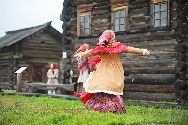 Rituais eslavos tradicionais no estilo rústico. Ao ar livre no verão. Fazenda da aldeia eslava. Camponeses em vestes elegantes.