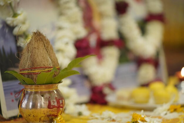 Rituais indianos em um dia auspicioso para realizar pooja colocando coco em um pequeno vaso chamado kalash