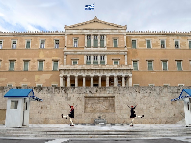 Ritual da mudança da guarda dos Guardas gregos Evzones Parlamento grego em Atenas Grécia