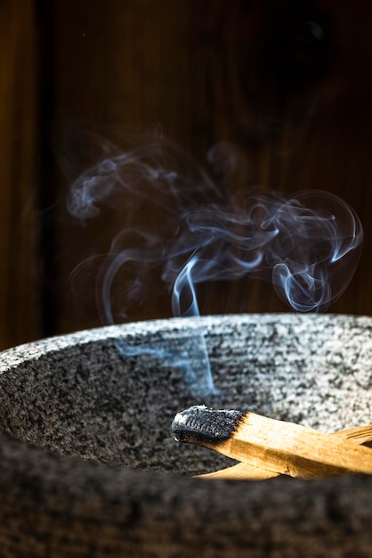 Ritual de mancha queima palo santo bastão de madeira meditação espiritual e ritual de yoga