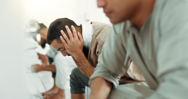 Ritual de religião muçulmana e homens lavando-se antes da oração no banheiro para pureza e limpeza adoração e fé islâmica de um grupo de pessoas com wudu juntos em uma mesquita ou templo para prática sagrada