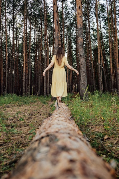 Ritual do solstício de verão Mulher com dança de cabelo comprido no fundo da natureza