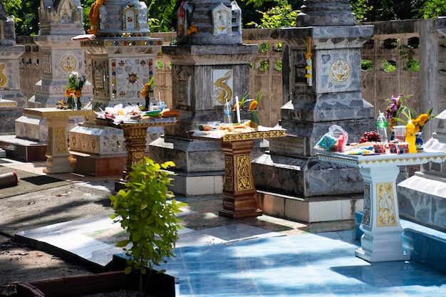 Foto ritual familiar do povo tailandês oferecendo comida de sacrifício ao ancestral na urna do cemitério no festival do décimo mês lunar ou sat duan sip no templo wat khuan maphrao em 14 de outubro de 2023 em phatthalung tailândia
