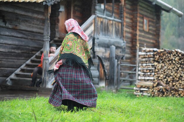 Rituales eslavos tradicionales en estilo rústico Al aire libre en verano Granja de pueblo eslavo Campesinos en túnicas elegantes