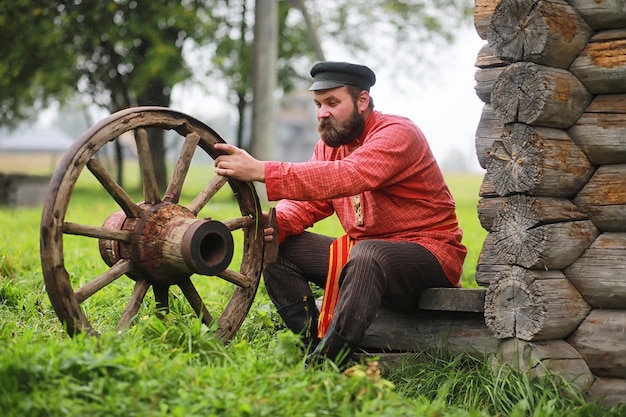 Rituales eslavos tradicionales en estilo rústico Al aire libre en verano Granja de pueblo eslavo Campesinos en túnicas elegantes