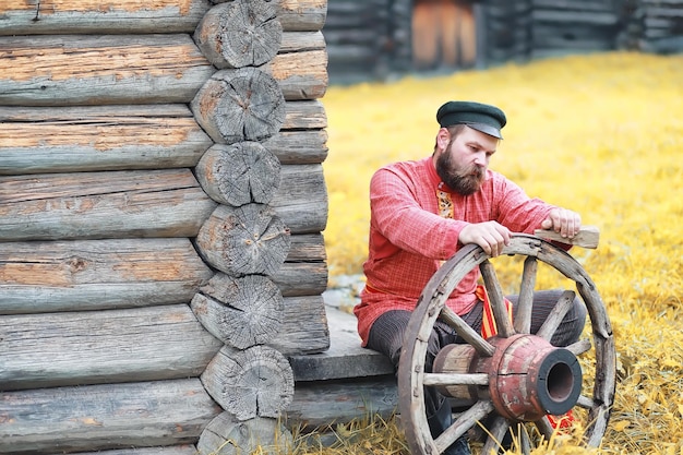 Rituales eslavos tradicionales en estilo rústico Al aire libre en verano Granja de pueblo eslavo Campesinos en túnicas elegantes
