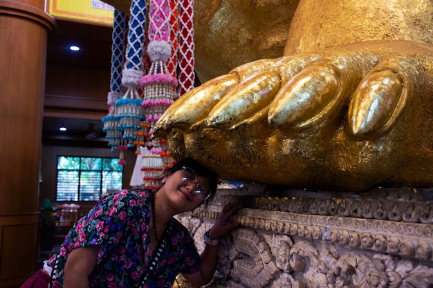 Rituelle Ritenverdienste für thailändische Frauen respektieren betende Segenswünsche und wünschen Glück mit dem buddhistischen Mönch Luang Pu Liu oder der edlen Mönchsstatue des Buddhismus im Tempel Wat Rai Tang Thong in Nakhon Pathom, Thailand
