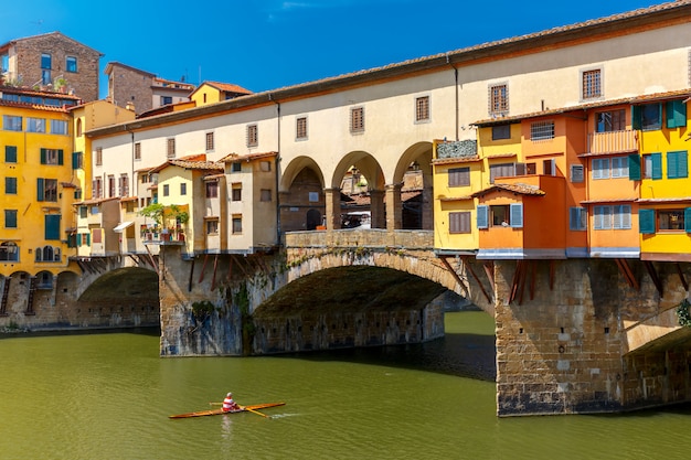 River arno e ponte vecchio em florença, itália