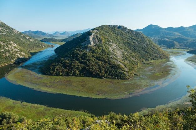 River bend vista del río Rijeka Crnojevica en el Parque Nacional Lago Skadar Montenegro Europa