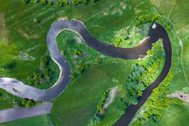 River Bends en Green Wilderness Top Down Drone View